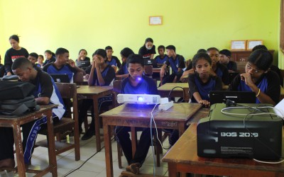 Kepala SMPN 7 Maret Hadakewa, Frans B.K. Kaona: Mading Sekolah Semakin Kreatif dan Menarik Hanya Dengan Canva