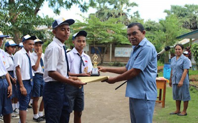 Serahkan Trofi dan Piagam Kejuaraan Hardiknas Tk. Kecamatan Lebatukan, Frans B.K.Kaona: Tidak Ada Prestasi Tanpa Latih dan Peluh!