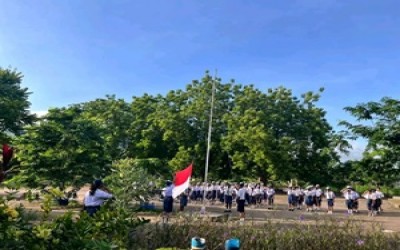 Semangat Baru Menyambut Tahun Ajaran Baru, Warga SMPN Tujuh Maret Hadakewa Mengikuti Upacara Bendera Tahun 2025