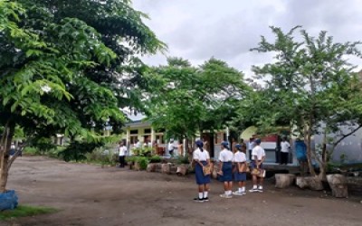 Apel Pagi di SMPN Tujuh Maret Hadakewa: Semangat Pahlawan dan Rawat Tanaman